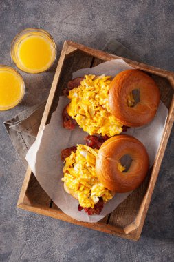 Kahvaltı yumurtası ve pastırmalı sandviç peynirli simit.