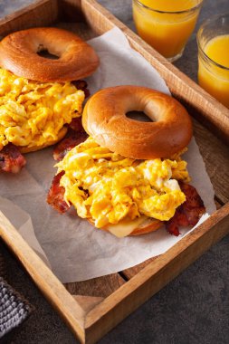 Kahvaltı yumurtası ve pastırmalı sandviç peynirli simit.