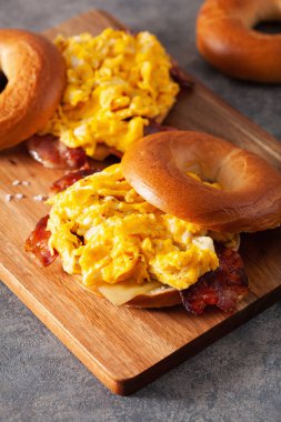 Kahvaltı yumurtası ve pastırmalı sandviç peynirli simit.