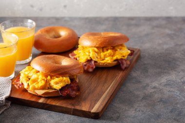 Kahvaltı yumurtası ve pastırmalı sandviç peynirli simit.