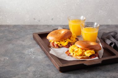 Kahvaltı yumurtası ve pastırmalı sandviç peynirli simit.