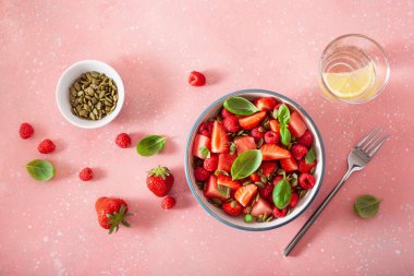 Çilekli ahududu fesleğen tohumlu karpuz salatası. sağlıklı yaz tatlısı