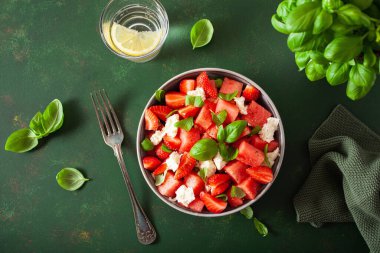 Çilekli mozzarella peynirli karpuz salatası. sağlıklı yaz tatlısı