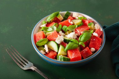 Feta peynirli karpuz salatası, salatalık ve fesleğen. sağlıklı yaz tatlısı