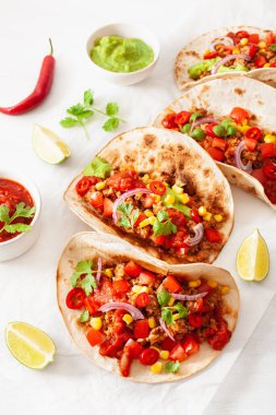 Meksika sığır eti ve domuz tacos salsa, guacamole ve sebze ile
