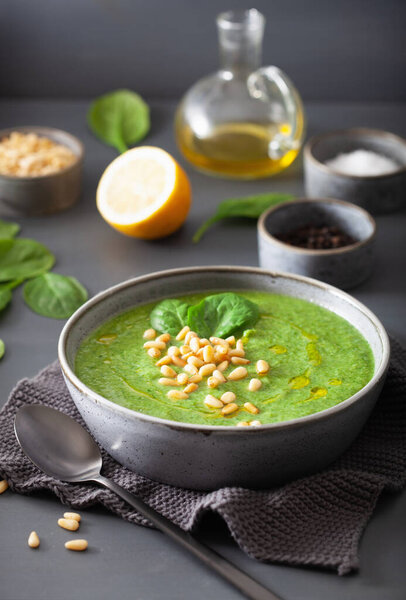 зеленый сливочный шпинат цветной капусты суп на сером фоне
