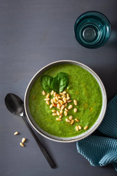 gri zemin üzerine yeşil krem karnabahar ıspanak çorbası