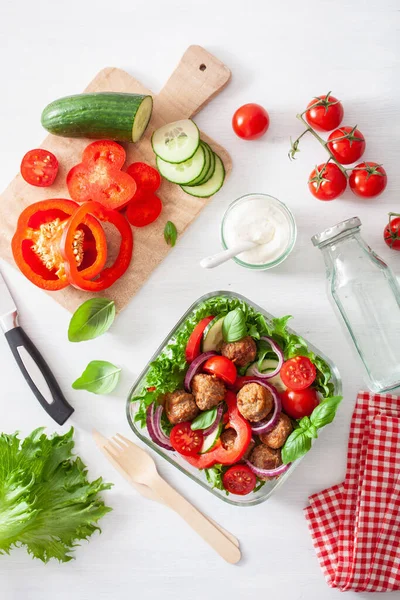 Keto Paleo Cutie Prânz Chiftele Salată Verde Roșii Castravete Ardei — Fotografie, imagine de stoc