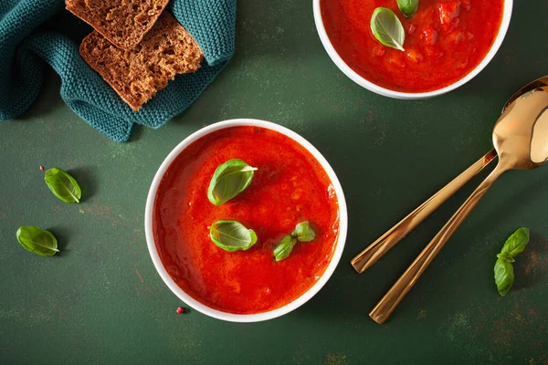 Soupe Végétarienne Tomate Poivron Sur Fond Vert — Photo