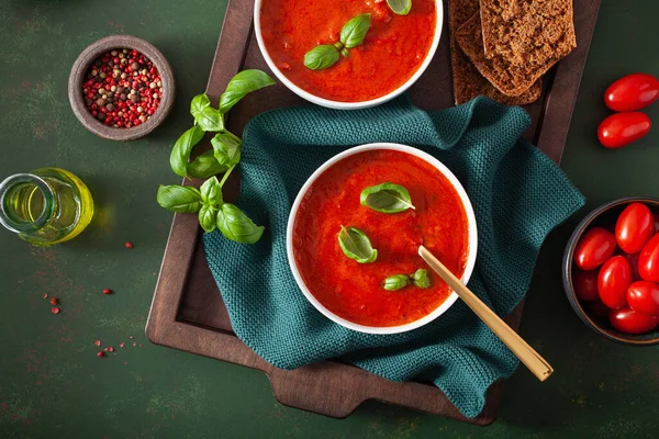 Tomate Pimentão Sopa Vegetariana Fundo Verde — Fotografia de Stock