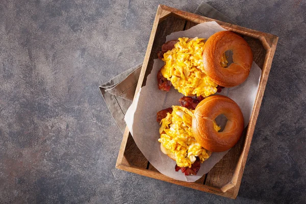 Huevo Desayuno Sándwich Tocino Rosquilla Con Queso —  Fotos de Stock