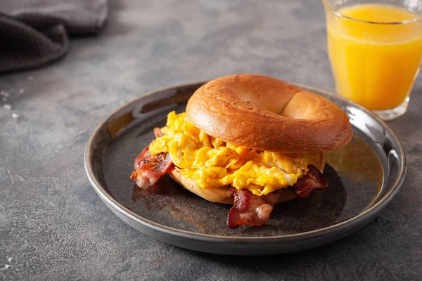 Huevo Desayuno Sándwich Tocino Rosquilla Con Queso — Foto de Stock