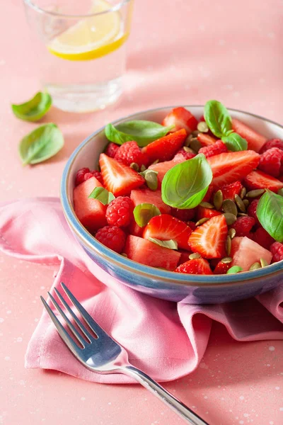 Ensalada Sandía Con Semillas Albahaca Frambuesa Fresa Postre Verano Saludable — Foto de Stock