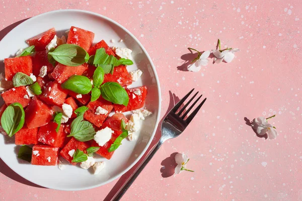 Peynirli karpuz salatası ve fesleğen. sağlıklı yaz tatlısı
