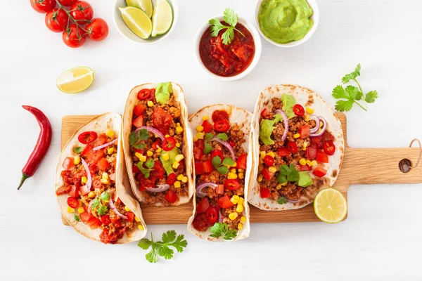 Mexikói Marha Sertéshús Taco Salsa Guacamole Zöldségekkel — Stock Fotó