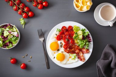Sağlıklı keto diyeti kahvaltısı: yumurta, domates, salata yaprakları ve pastırma