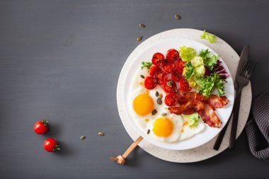 Sağlıklı keto diyeti kahvaltısı: yumurta, domates, salata yaprakları ve pastırma