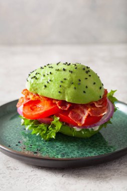 Keto paleo diyet avokado burger, pastırma, marul, domates