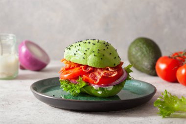 Keto paleo diyet avokado burger, pastırma, marul, domates