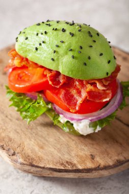 Keto paleo diyet avokado burger, pastırma, marul, domates