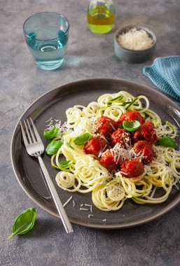 Keto paleo diyet zoodles soslu makarna köfteli ve parmesanlı makarna.