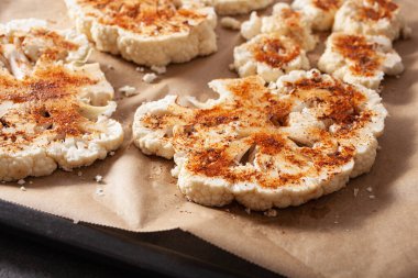 Fırında baharatlı çiğ karnabahar bifteği. bitki bazlı et yerine