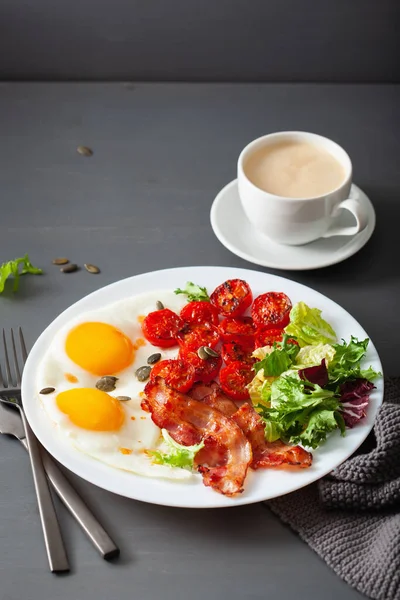 Saudável Keto Dieta Café Manhã Ovo Tomate Folhas Salada Bacon — Fotografia de Stock