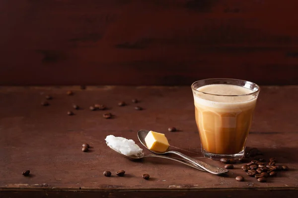 Luodinkestävä Kahvi Keto Paleo Juoma Sekoitettuna Voihin Kookosöljyyn — kuvapankkivalokuva