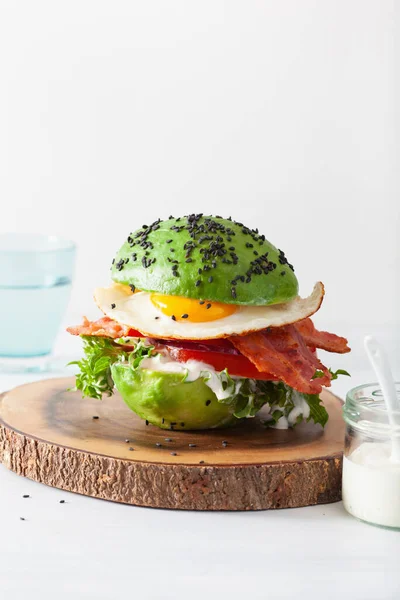 Keto Paleo Dieta Avocado Colazione Hamburger Con Pancetta Uovo Pomodoro — Foto Stock