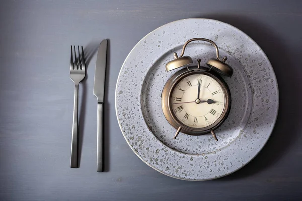 Conceito Jejum Intermitente Dieta Cetogênica Perda Peso Garfo Faca Despertador — Fotografia de Stock