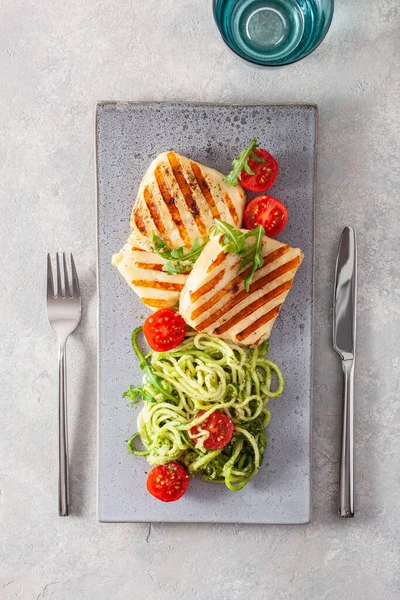 Dieta Cetogênica Paleo Almoço Queijo Halloumi Abobrinha Espiral Com Pesto — Fotografia de Stock