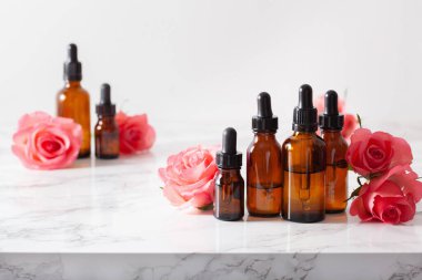 Şişe çiçekleri içindeki temel yağlar. alternatif tıp aromaterapisi