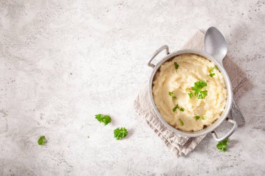 Karnabahar ezmesi ve tereyağı. Ketogenik paleo diyet mezesi