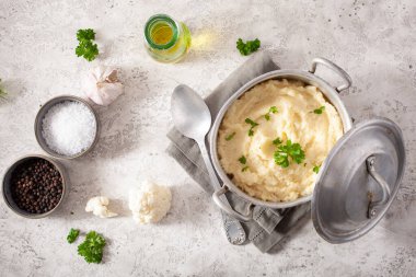 Karnabahar ezmesi ve tereyağı. Ketogenik paleo diyet mezesi