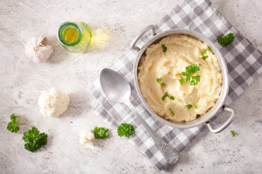 Karnabahar ezmesi ve tereyağı. Ketogenik paleo diyet mezesi