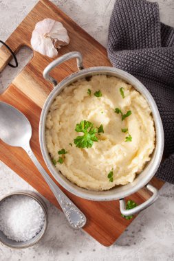 Karnabahar ezmesi ve tereyağı. Ketogenik paleo diyet mezesi