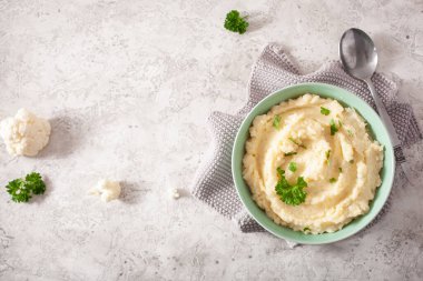 Karnabahar ezmesi ve tereyağı. Ketogenik paleo diyet mezesi