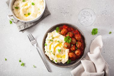 Keto Paleo diyeti öğle yemeği köfteli karnabahar ezmesi