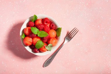 Ahududu limonlu karpuz salatası. sağlıklı yaz tatlısı