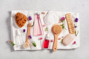 sıfır atık çevre dostu banyo, vücut bakım ürünleri ve yabani çiçekler. Ev spa tedavisi için doğal kozmetik ürünleri