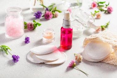 sıfır atık çevre dostu banyo, vücut bakım ürünleri ve yabani çiçekler. Ev spa tedavisi için doğal kozmetik ürünleri