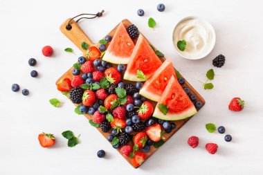 meyve ve böğürtlen tabağı beyaz üzerine. yabanmersini, çilek, ahududu, böğürtlen, karpuz