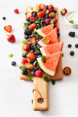 meyve ve böğürtlen tabağı beyaz üzerine. yabanmersini, çilek, ahududu, böğürtlen, karpuz