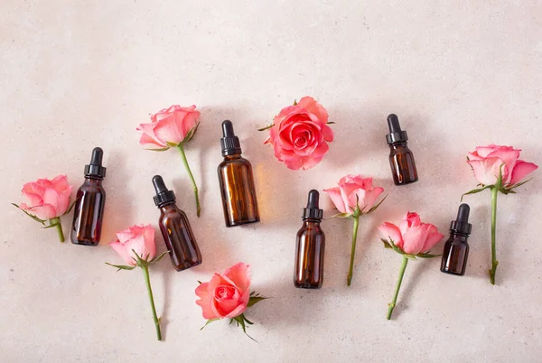 Illóolajok Palackozva Rózsa Virágok Alternatív Gyógyászat Aromaterápia — Stock Fotó