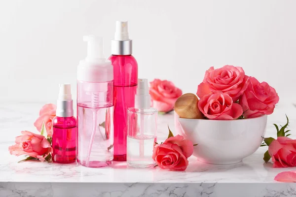 Botellas Loción Para Cuidado Piel Suero Rosas Medicinales Flores Cosmética — Foto de Stock