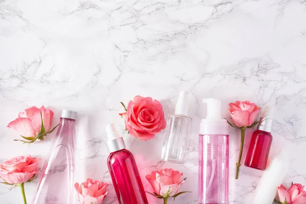 Flaskor Hudvård Lotion Serum Medicinska Ros Blommor Ekologisk Naturlig Kosmetika — Stockfoto