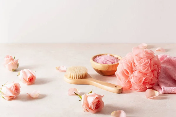 Pflegeprodukte Und Rosenblüten Naturkosmetik Für Die Wellness Behandlung Hause — Stockfoto