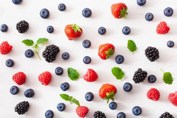 Sortierte Beeren Auf Weißem Hintergrund Blaubeere Erdbeere Himbeere Brombeere — Stockfoto