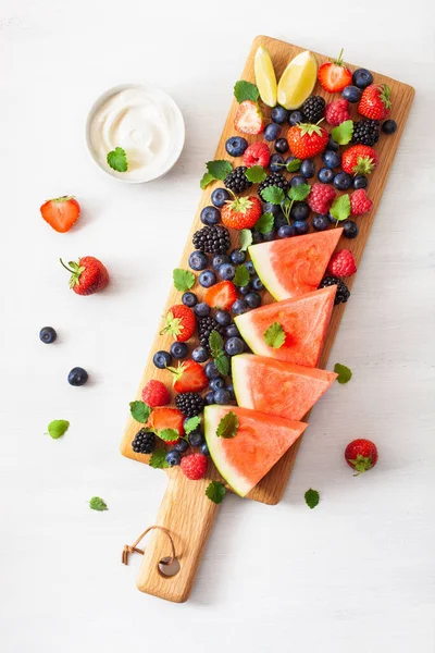 Fruit Bessenschotel Boven Wit Bosbessen Aardbeien Frambozen Bramen Watermeloenen — Stockfoto