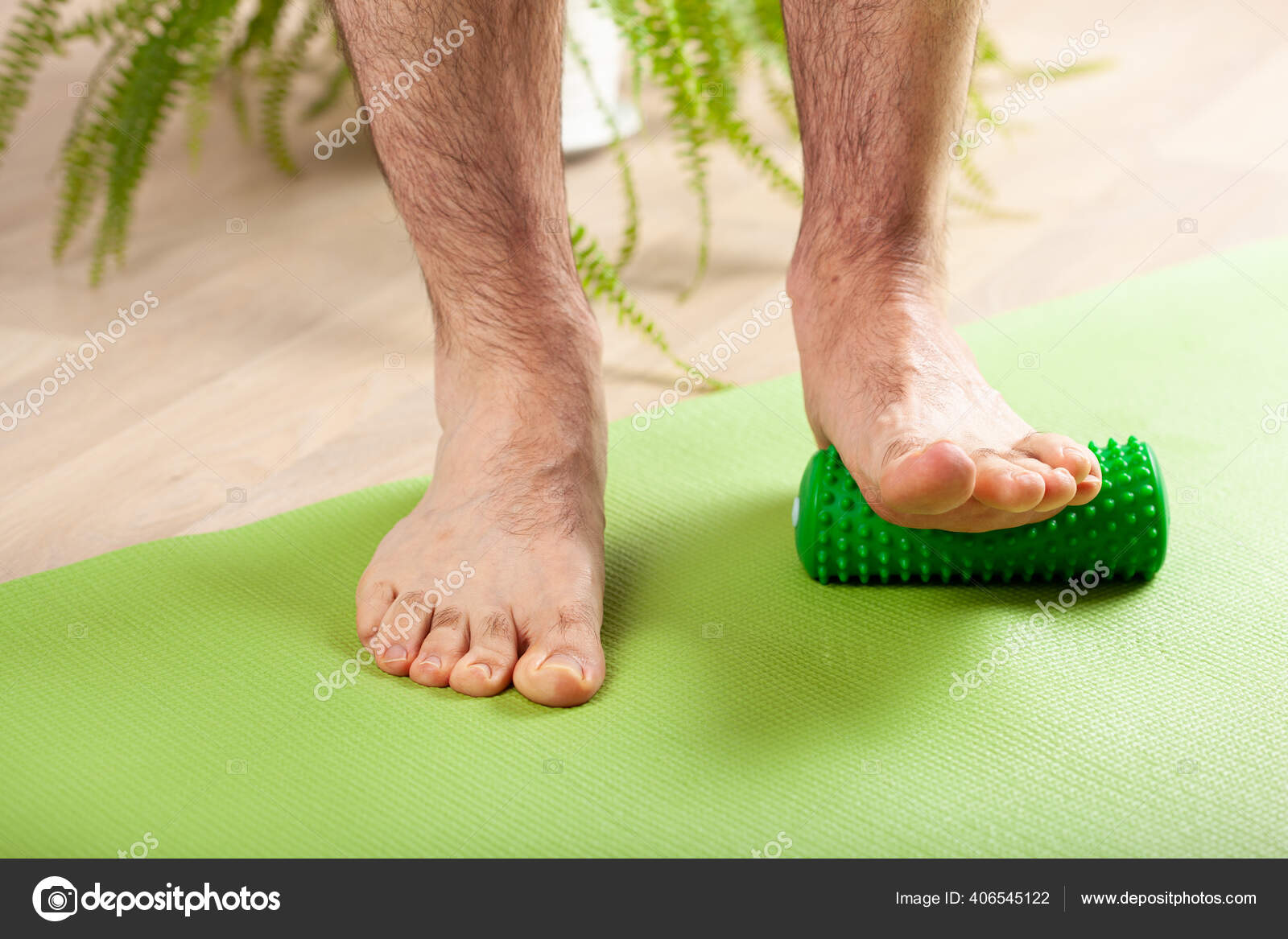 Pria Yang Melakukan Latihan Senam Kaki Datar Menggunakan Rol Pijat